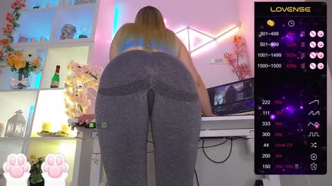 Snapshot of elena_marilyn chatting on January 25, 8:10 pm Elena online show from January 25, 8:10 pm