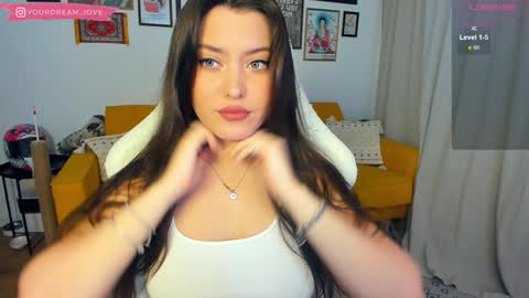 Snapshot of elenalooove chatting on December 13, 4:43 am Elena insta yourdream 1ove online show from December 13, 4:43 am