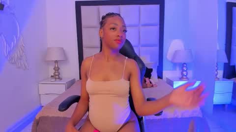 elisabettamonroy online show from December 19, 6:33 pm