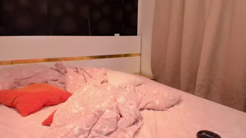 Elly online show from February 10, 7:50 pm