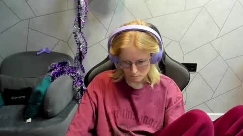 Elizabeth online show from December 23, 1:09 am