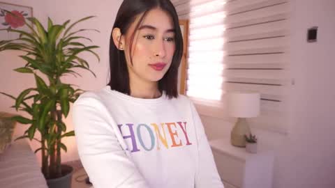 ELLA OWEN online show from January 6, 3:16 pm