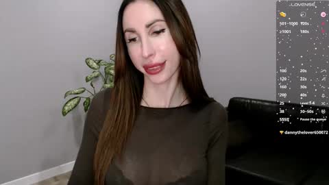 Ella online show from November 25, 1:02 pm