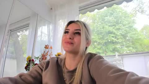 ella_vee online show from April 29, 6:49 am