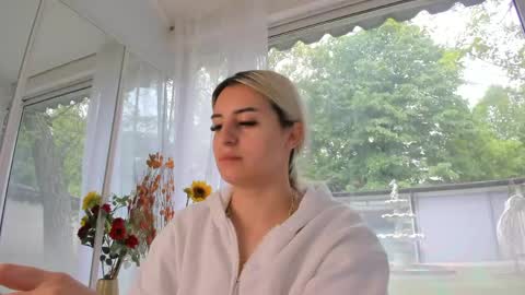 ella_vee online show from May 2, 5:33 am