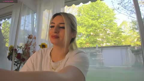 ella_vee online show from April 24, 5:54 am