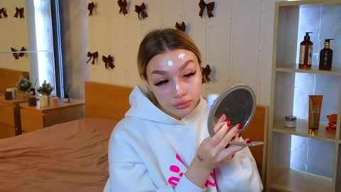 Snapshot of ellamilla chatting on December 24, 5:27 am ellamilla online show from December 24, 5:27 am