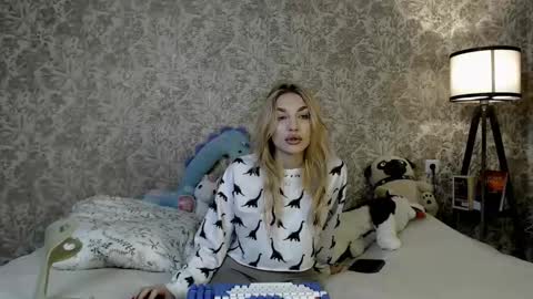 Snapshot of ellamilla chatting on September 15, 2:14 pm ellamilla online show from September 15, 2:14 pm