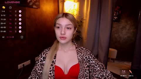 Snapshot of ellamilla chatting on January 28, 5:32 am ellamilla online show from January 28, 5:32 am