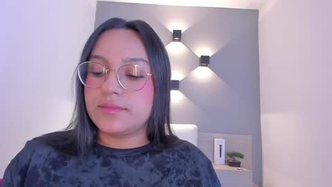 Snapshot of ellamontoya chatting on January 18, 4:37 am Ella online show from January 18, 4:37 am