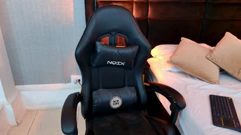 Ella Sanders online show from April 24, 1:52 am