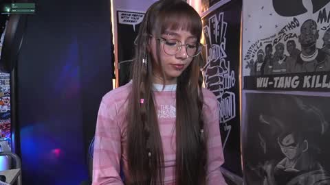 Snapshot of elle_uwu chatting on January 7, 5:33 am follow me on instagram . online show from January 7, 5:33 am