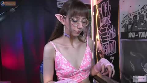 Snapshot of elle_uwu chatting on March 12, 11:01 pm follow me on instagram . online show from March 12, 11:01 pm
