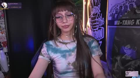 Snapshot of elle_uwu chatting on October 2, 9:53 pm follow me on instagram . online show from October 2, 9:53 pm
