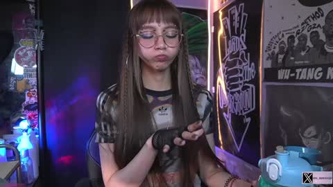 Snapshot of elle_uwu chatting on December 20, 8:55 pm follow me on instagram . online show from December 20, 8:55 pm