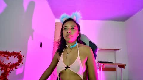 ellie_cute7 online show from May 2, 7:39 pm