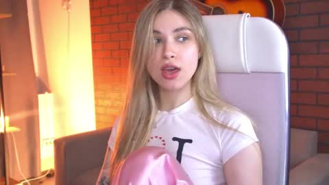 elliecutes online show from April 27, 1:52 pm