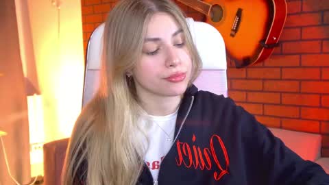 elliecutes online show from April 25, 9:12 am