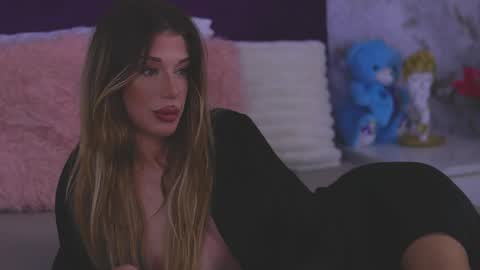 EllinaNuria online show from April 21, 3:35 am