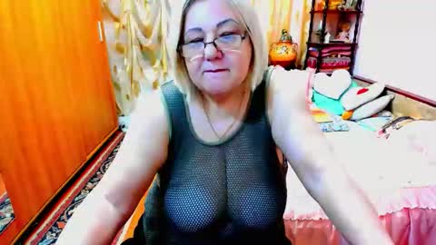 Snapshot of ellyhot53 chatting on September 22, 12:09 am ellyhot53 online show from September 22, 12:09 am
