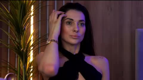 Elly online show from April 22, 7:00 pm