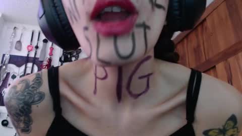 Snapshot of eloise_brown_ chatting on January 7, 10:19 pm Chelsea Please help me to reach 100 thumbs up online show from January 7, 10:19 pm