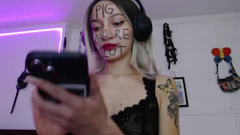 Snapshot of eloise_brown_ chatting on January 14, 1:47 am Chelsea Please help me to reach 100 thumbs up online show from January 14, 1:47 am