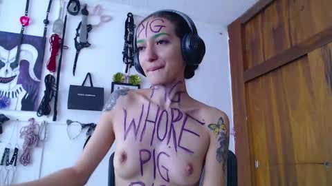 Snapshot of eloise_brown_ chatting on February 18, 6:28 pm Chelsea Please help me to reach 100 thumbs up online show from February 18, 6:28 pm