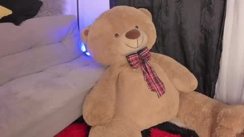 Snapshot of elyross_ chatting on October 13, 12:24 am Ross online show from October 13, 12:24 am