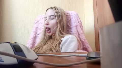 Snapshot of elza_com chatting on October 18, 7:11 am Elza Kom online show from October 18, 7:11 am
