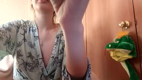 Snapshot of elza_com chatting on January 3, 5:28 am Elza Kom online show from January 3, 5:28 am