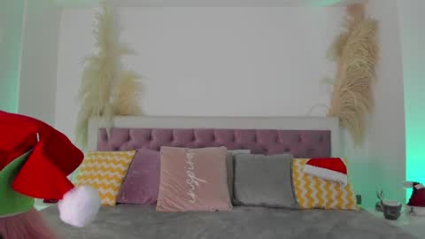 Snapshot of emelyy_carter chatting on December 21, 8:43 pm Emy online show from December 21, 8:43 pm