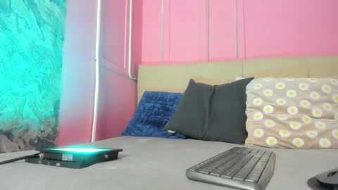 Snapshot of emelyy_carter chatting on September 18, 12:15 pm Emy online show from September 18, 12:15 pm