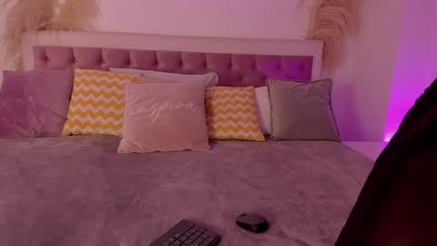 Snapshot of emelyy_carter chatting on February 7, 7:38 pm Emy online show from February 7, 7:38 pm