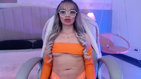 Snapshot of emerald_gh chatting on October 2, 10:59 pm Danna online show from October 2, 10:59 pm