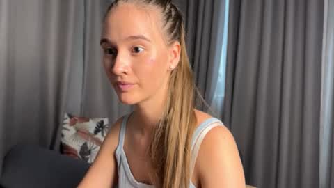 emi__ly online show from March 11, 4:17 am