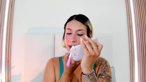 EMILY ROBERTS online show from April 27, 7:22 pm