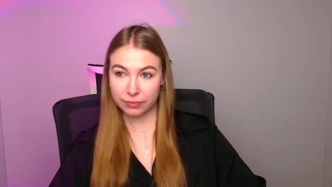 Snapshot of emilia_ilia chatting on February 5, 6:13 am Emilia online show from February 5, 6:13 am