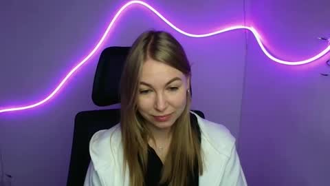 Snapshot of emilia_ilia chatting on October 2, 5:45 am Emilia online show from October 2, 5:45 am
