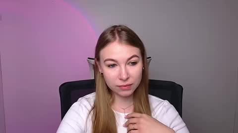 Snapshot of emilia_ilia chatting on February 4, 6:14 am Emilia online show from February 4, 6:14 am