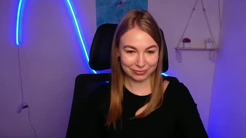 Snapshot of emilia_ilia chatting on October 12, 5:32 am Emilia online show from October 12, 5:32 am