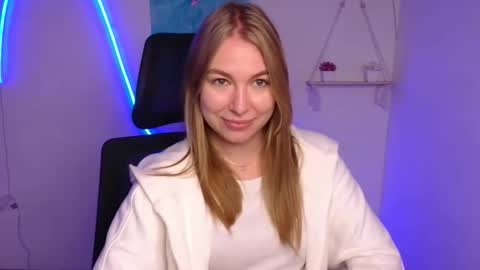 Snapshot of emilia_ilia chatting on October 10, 11:15 am Emilia online show from October 10, 11:15 am