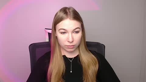 Snapshot of emilia_ilia chatting on February 7, 6:03 am Emilia online show from February 7, 6:03 am