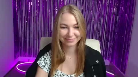 Snapshot of emilia_ilia chatting on September 23, 5:38 am Emilia online show from September 23, 5:38 am