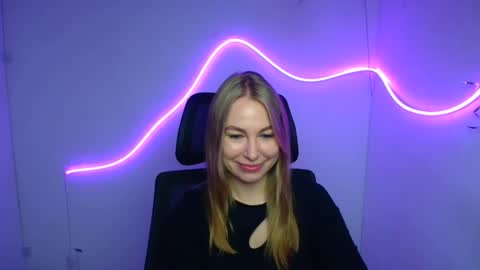 Snapshot of emilia_ilia chatting on September 29, 5:23 am Emilia online show from September 29, 5:23 am