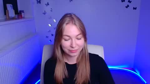 Snapshot of emilia_ilia chatting on October 6, 11:27 am Emilia online show from October 6, 11:27 am