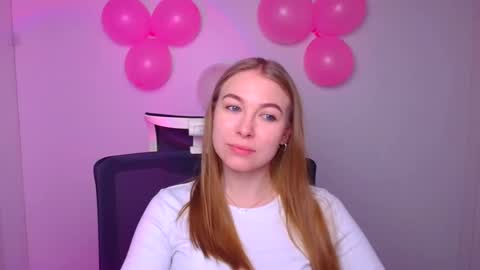 Snapshot of emilia_ilia chatting on February 12, 6:08 am Emilia online show from February 12, 6:08 am