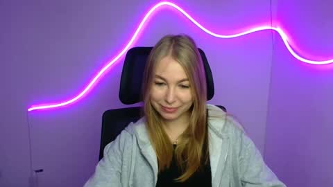 Snapshot of emilia_ilia chatting on September 27, 5:25 am Emilia online show from September 27, 5:25 am