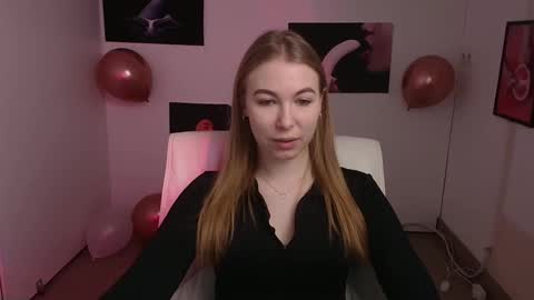 Snapshot of emilia_ilia chatting on February 19, 6:11 am Emilia online show from February 19, 6:11 am