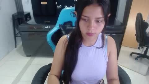 Snapshot of emilia_love_a chatting on October 15, 3:31 am Emilia online show from October 15, 3:31 am